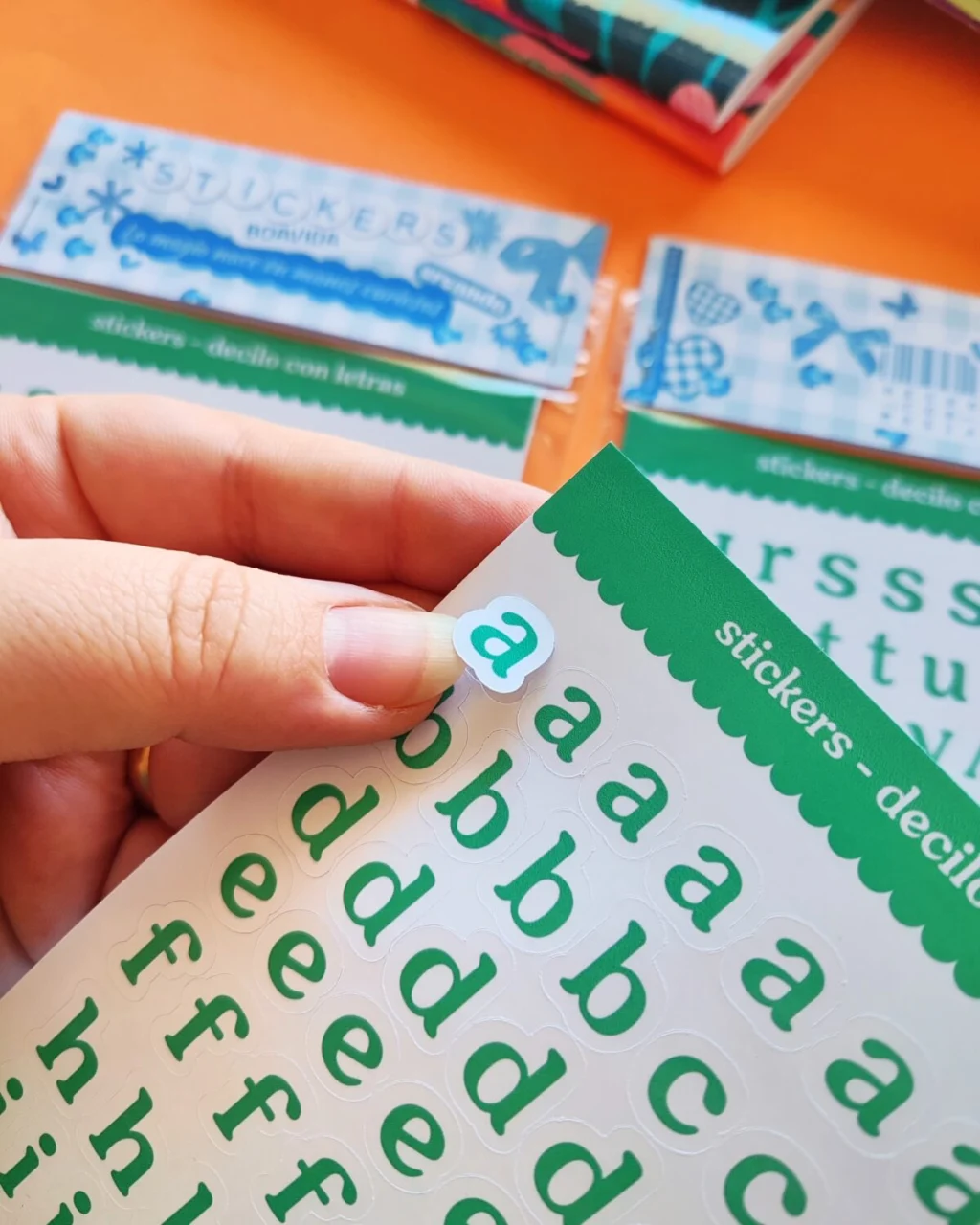 Sticker "Decilo Con Letras "- Letras de 1 cm verde oscuro